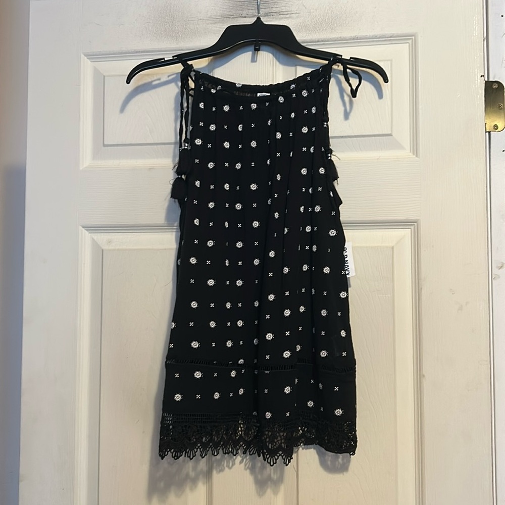 Old Navy Black and White with Lace Trim Top Size Small
